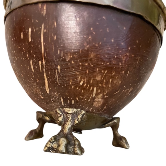 Vintage 19th C. English Coconut Shell Footed Trinket Box With Gold Clasps - Picture 3 of 8